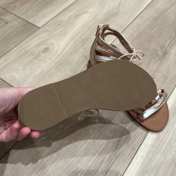 EUC Little Girls Size 2 The Children’s Place Rose Gold STAR Gladiator Sandals - Picture 5 of 9